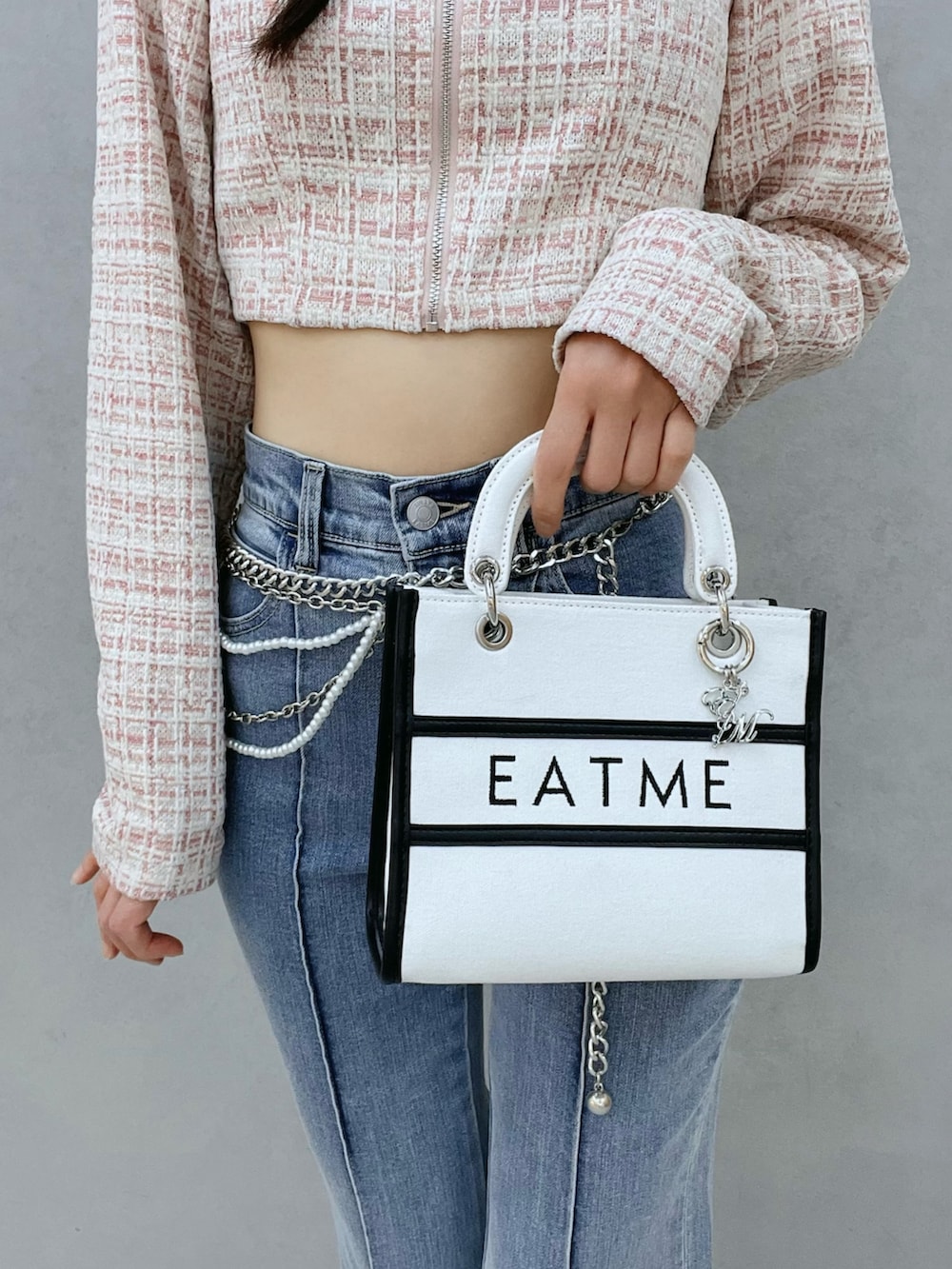 ホワイト系のショルダーバッグ、ホワイト系のブーツ、ピンク系のシャツ/ブラウスを着用したレディースの春コーディネートの5枚目の写真