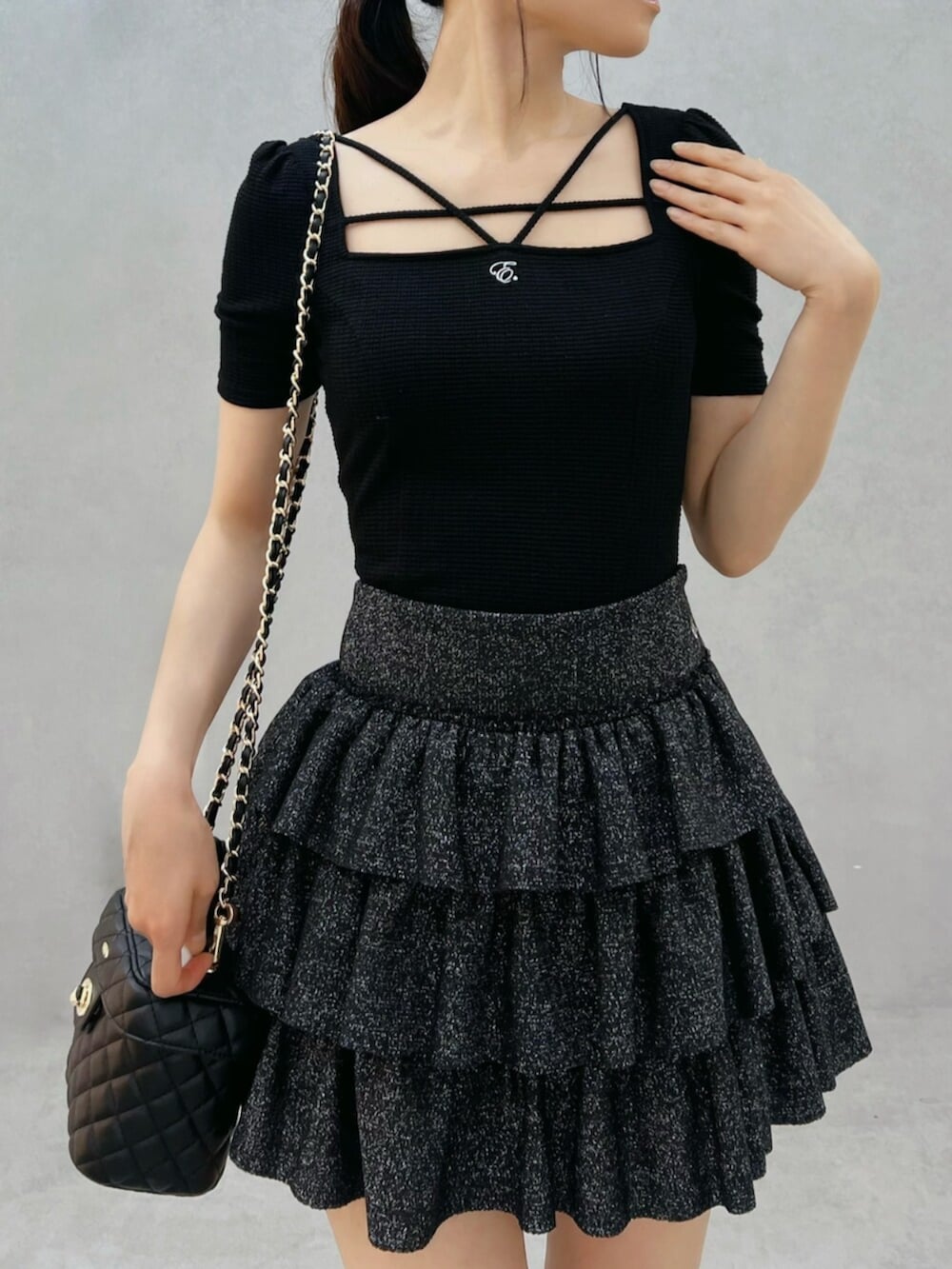 ブラック系のサンダル、ブラック系のスカート、ブラック系のTシャツ/カットソーを着用したレディースの夏コーディネートの7枚目の写真