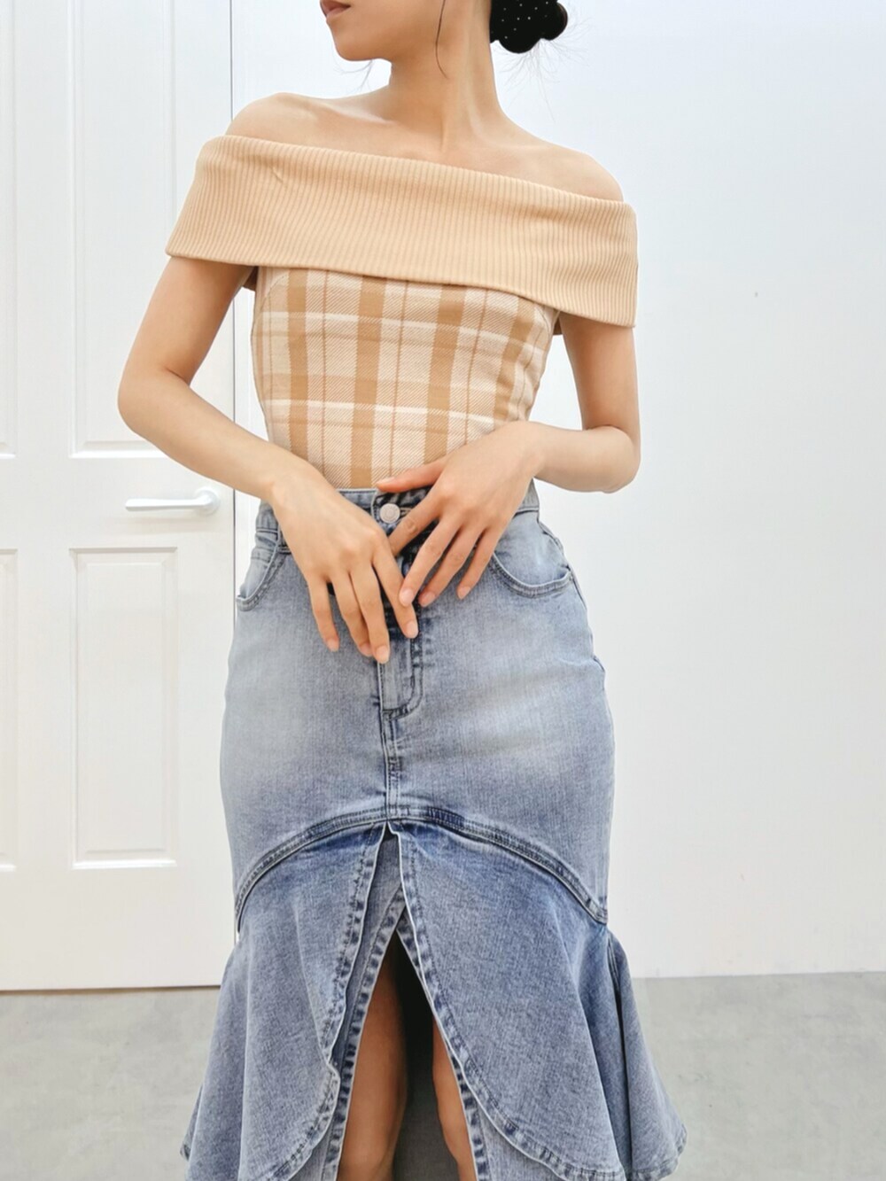 オレンジ系のワンピース、オレンジ系のサンダル、ブルー系のデニムスカートを着用したレディースの夏コーディネートの6枚目の写真