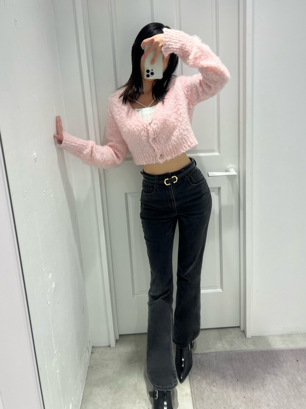 ホワイト系のキャミソール、ブラック系のブーツ、ホワイト系のその他アンダーウェア/インナーを着用したレディースの冬コーディネートの3枚目の写真