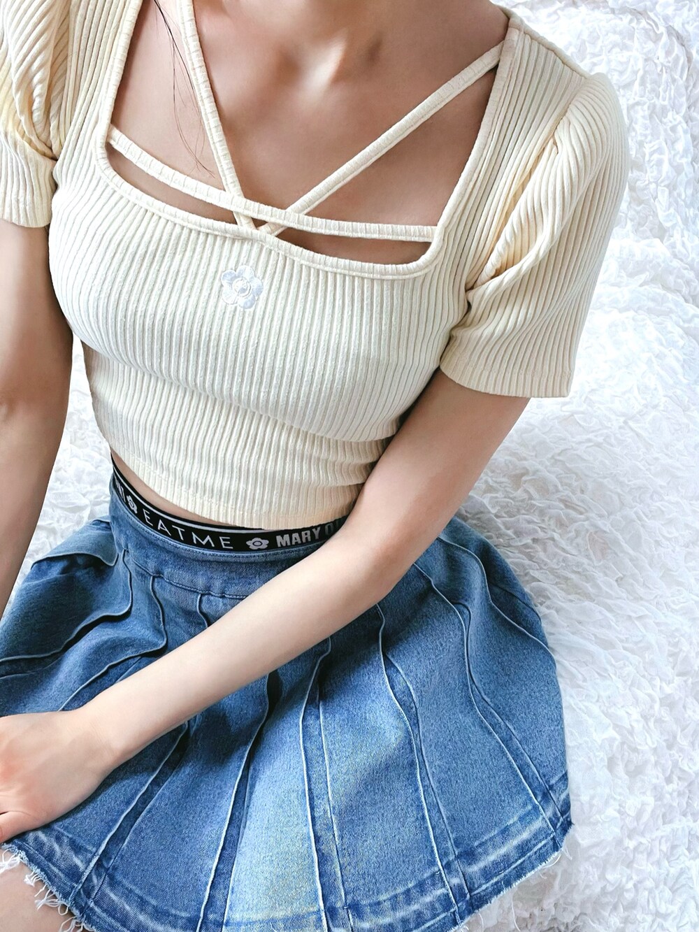 イエロー系のTシャツ/カットソー、ブルー系のデニムスカートを着用したレディースの春コーディネートの2枚目の写真
