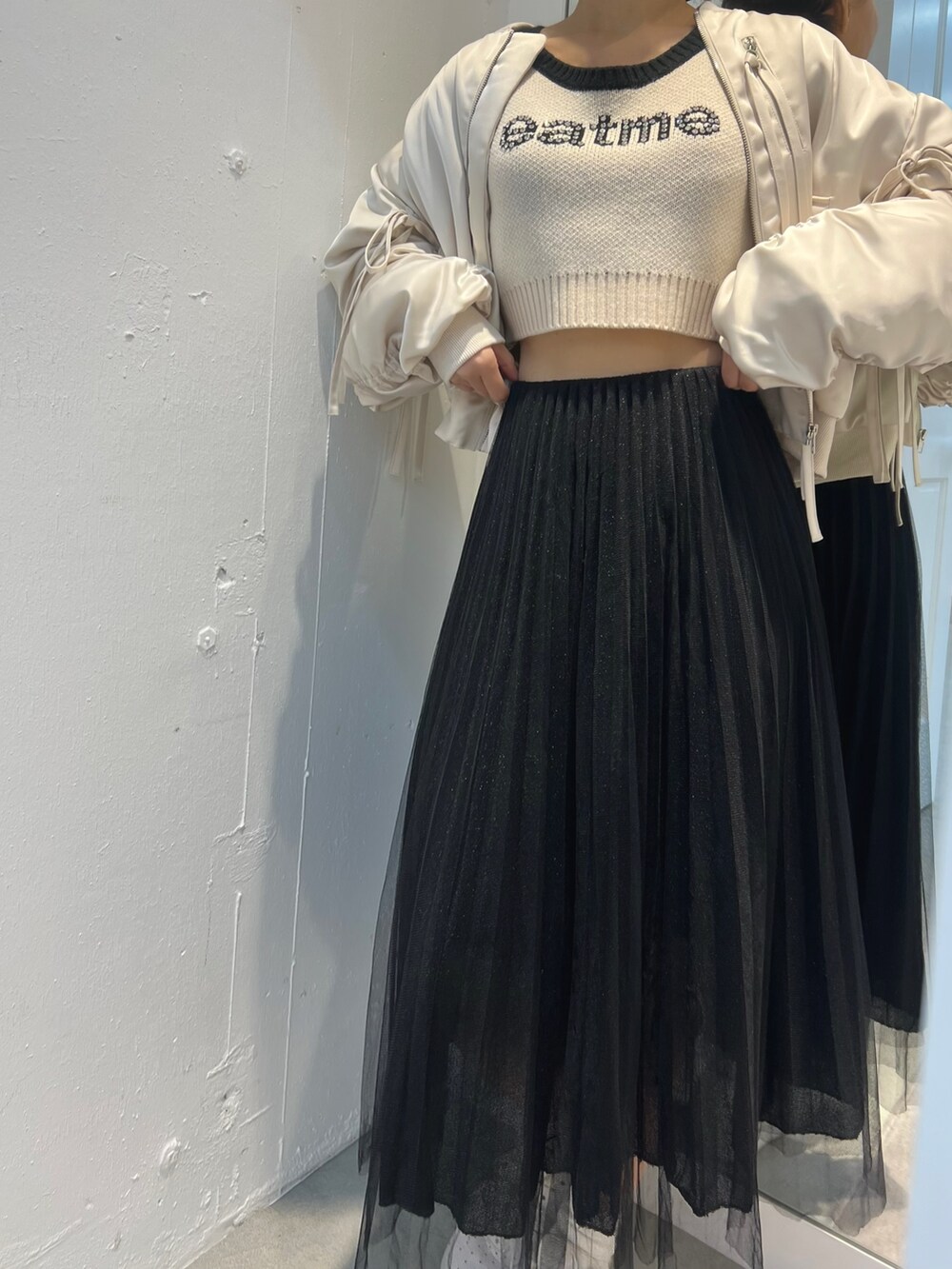 ホワイト系のニット/セーター、ホワイト系のブルゾンを着用したレディースの冬コーディネートの4枚目の写真