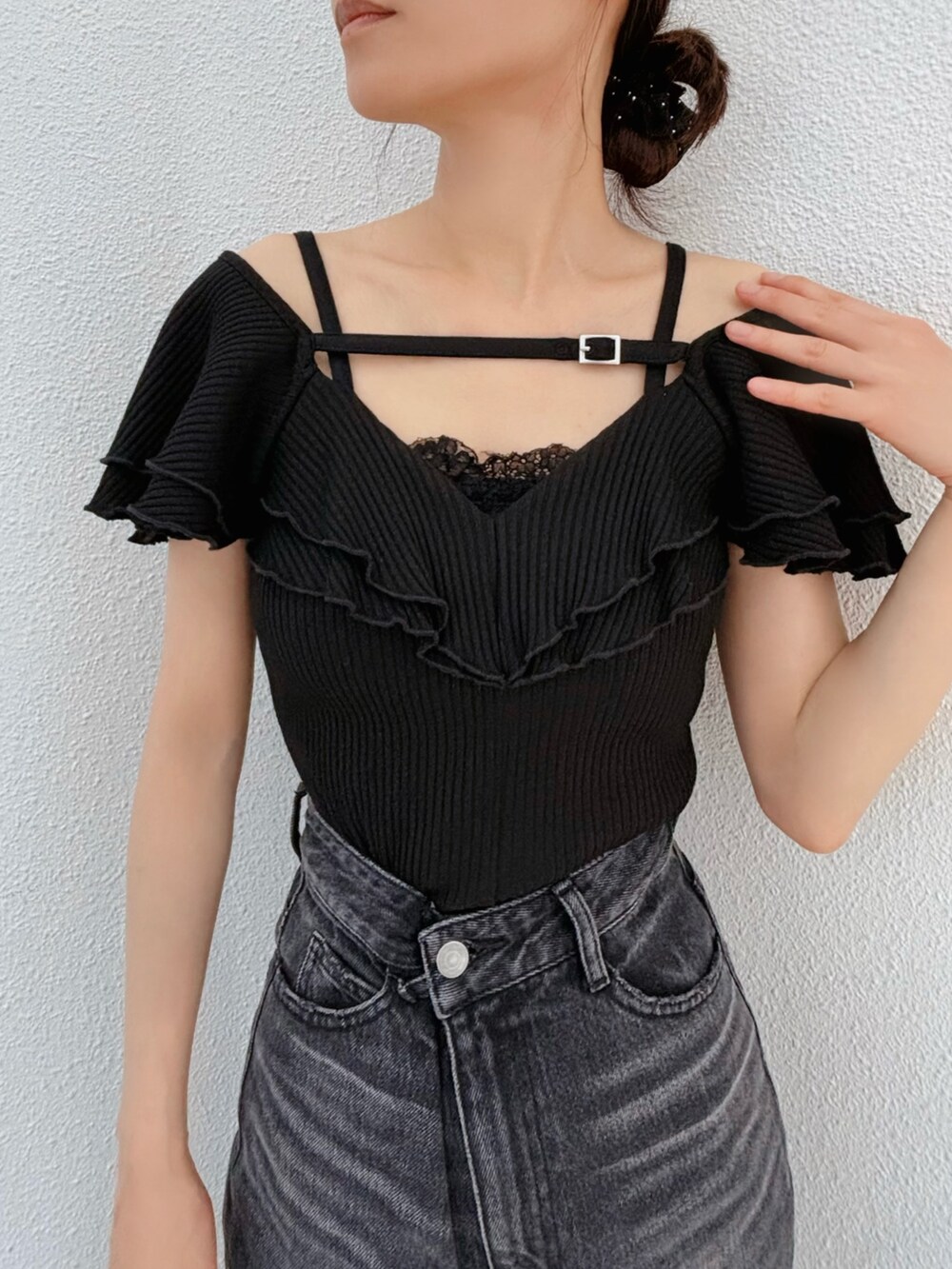 ブラック系のTシャツ/カットソーを着用したレディースの夏コーディネートの5枚目の写真