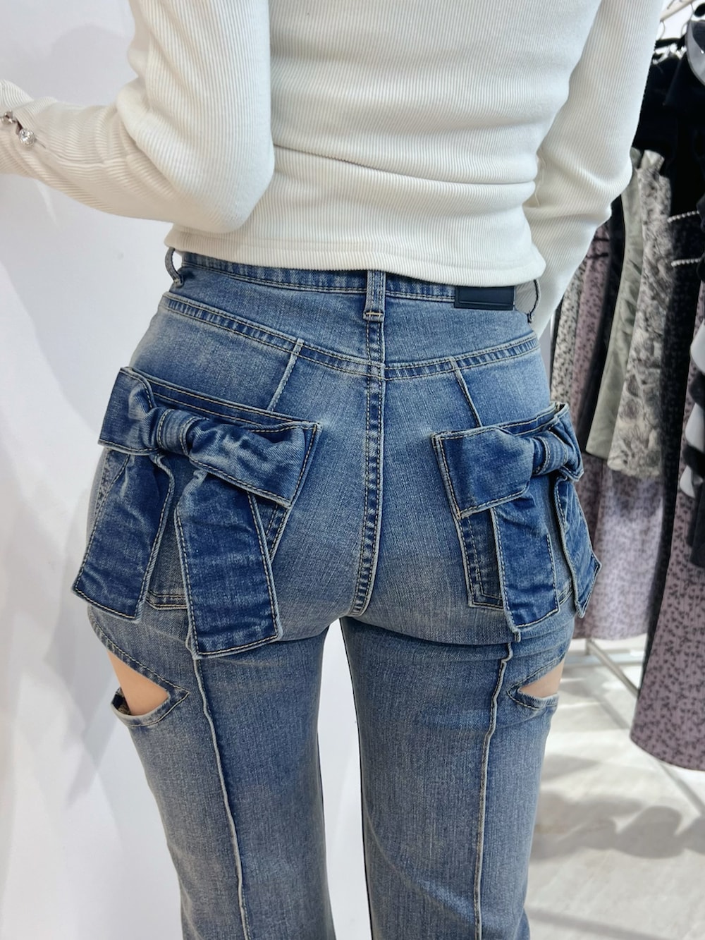 ブルー系のデニムパンツ、ホワイト系のTシャツ/カットソー、ホワイト系のサンダルを着用したレディースの夏コーディネートの7枚目の写真