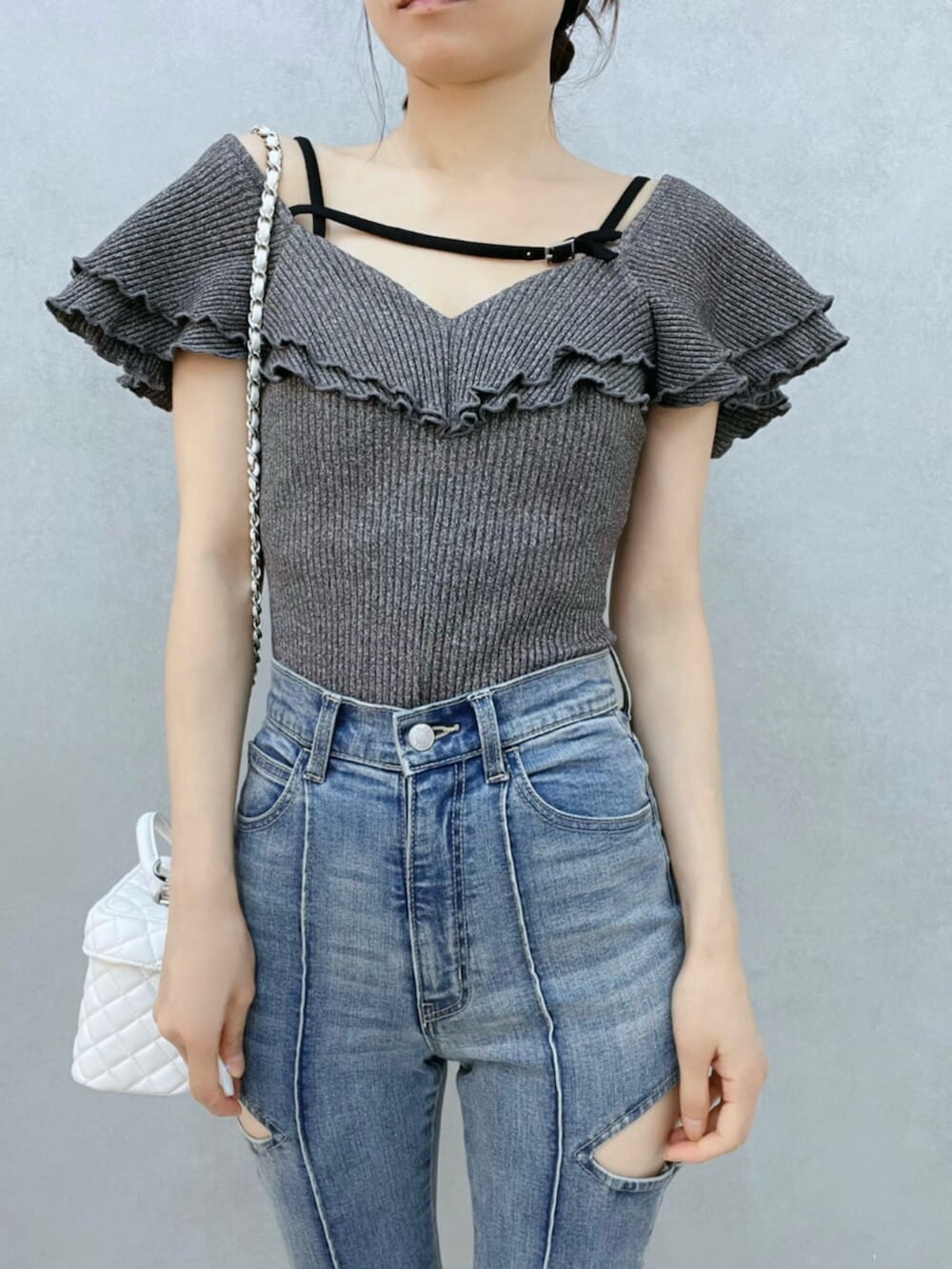 ブルー系のデニムパンツ、グレー系のTシャツ/カットソー、ホワイト系のハンドバッグを着用したレディースの夏コーディネートの5枚目の写真