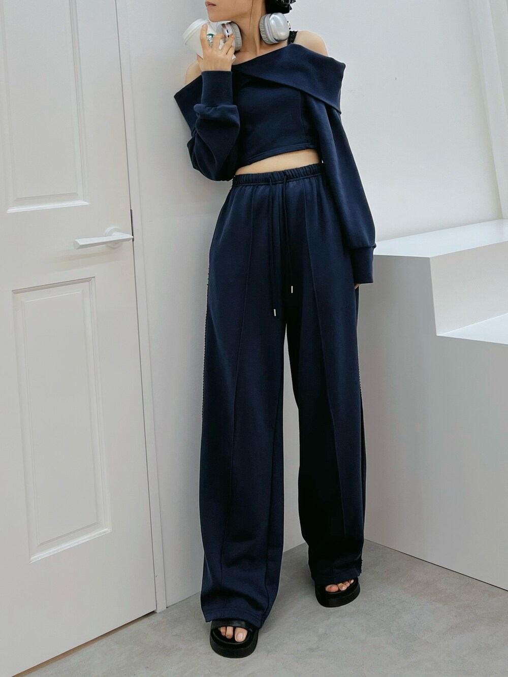 ブルー系のスウェットパンツ、ブルー系のTシャツ/カットソー、ブラック系のバレッタ/ヘアクリップを着用したレディースの秋コーディネートの4枚目の写真