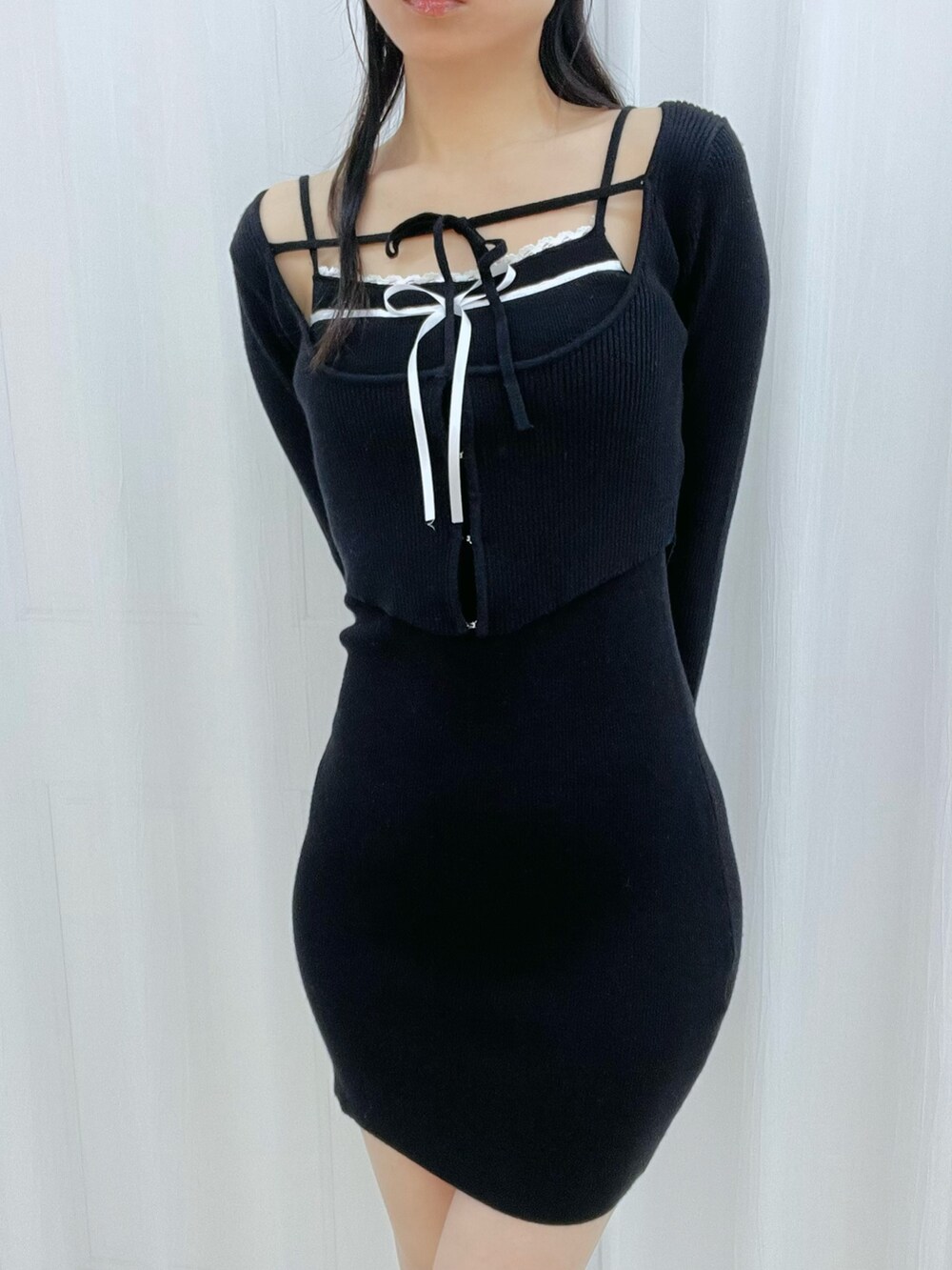 ブラック系のワンピース、ホワイト系のブーツを着用したレディースの冬コーディネートの5枚目の写真