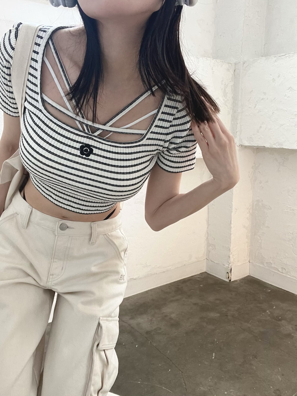 ホワイト系のデニムパンツ、その他のTシャツ/カットソー、ホワイト系のブーツを着用したレディースの春コーディネートの5枚目の写真