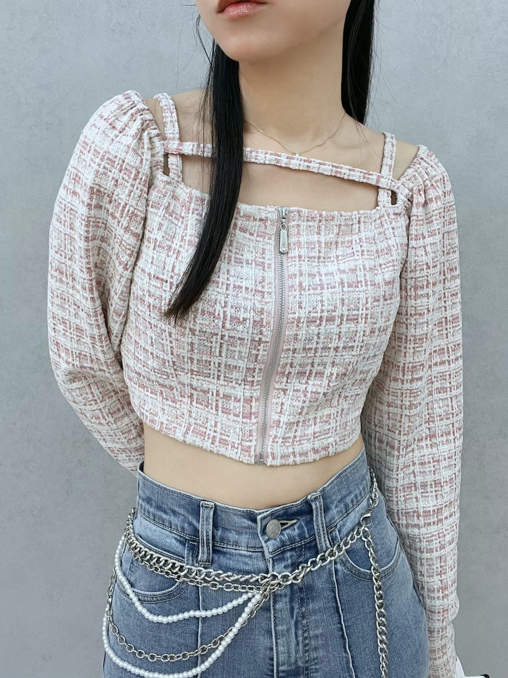 ホワイト系のショルダーバッグ、ホワイト系のブーツ、ピンク系のシャツ/ブラウスを着用したレディースの春コーディネートの6枚目の写真