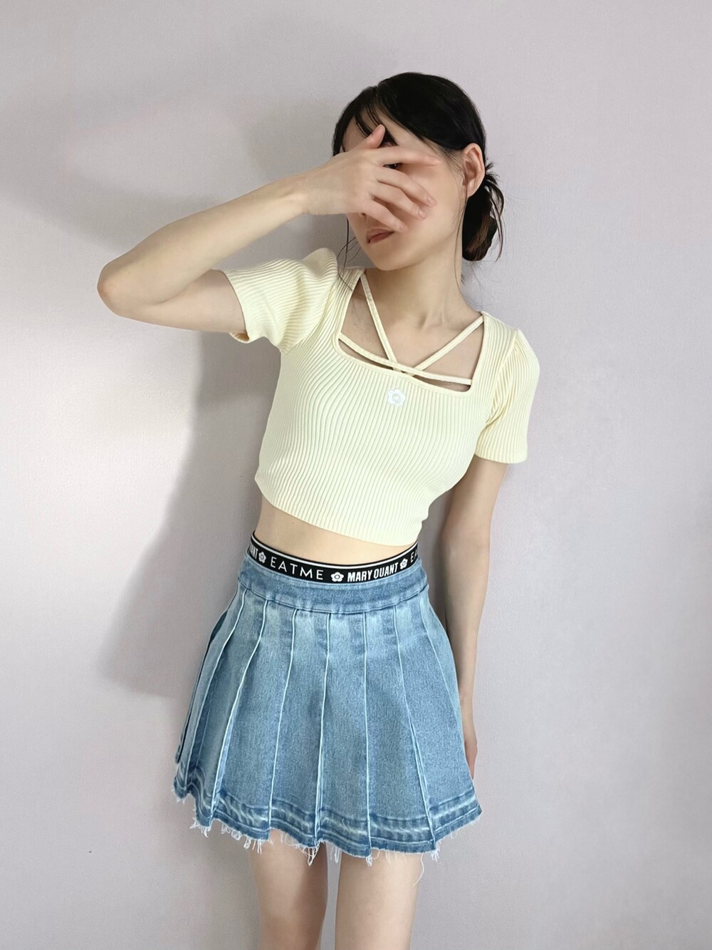 イエロー系のTシャツ/カットソー、ブルー系のデニムスカートを着用したレディースの春コーディネートの4枚目の写真