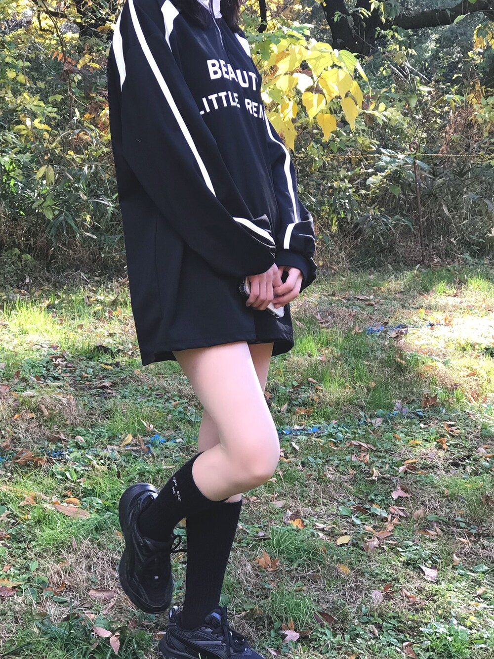 ブラック系のTシャツ/カットソーを着用したレディースの冬コーディネートの3枚目の写真