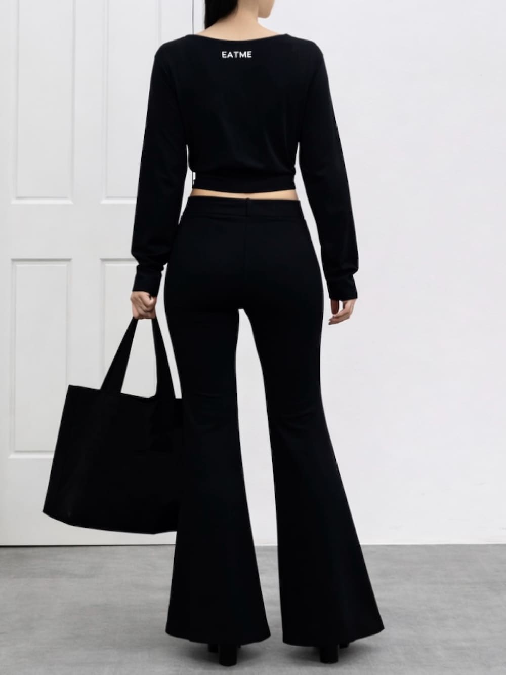 ブラック系のその他パンツ、ブラック系のTシャツ/カットソー、ブラック系のトートバッグを着用したレディースの冬コーディネートの3枚目の写真