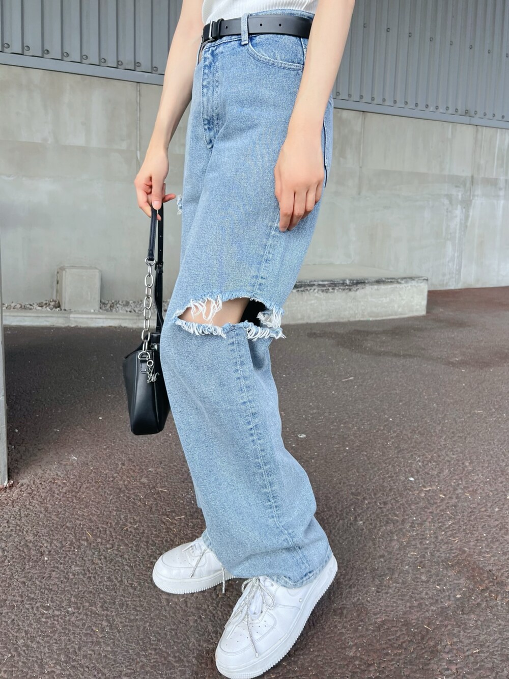 ブルー系のデニムパンツ、ホワイト系のTシャツ/カットソーを着用したレディースの夏コーディネートの7枚目の写真