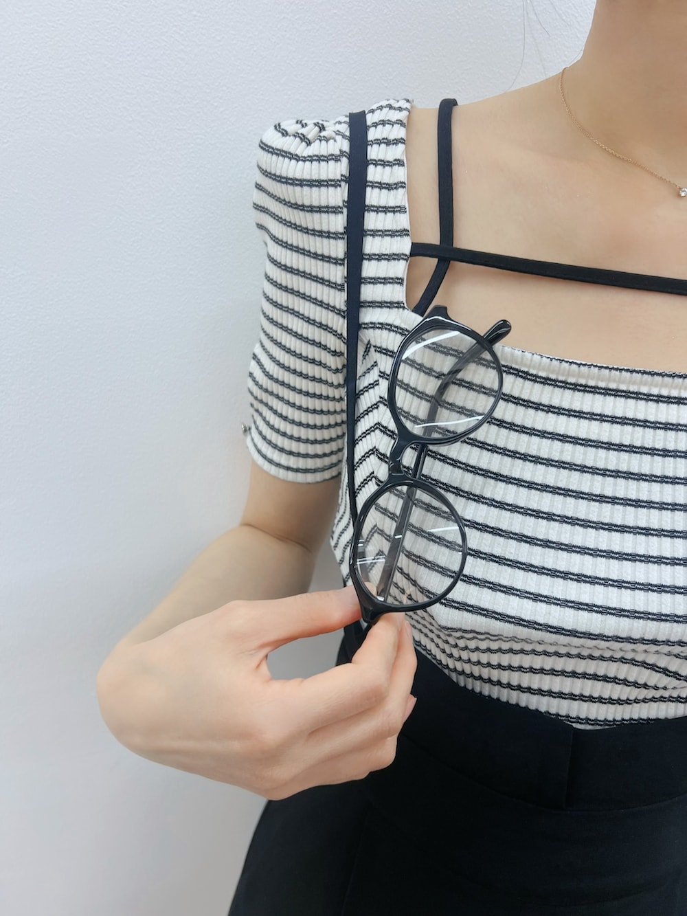 ブラック系のその他パンツ、その他のTシャツ/カットソー、ブラック系のサンダルを着用したレディースの春コーディネートの6枚目の写真