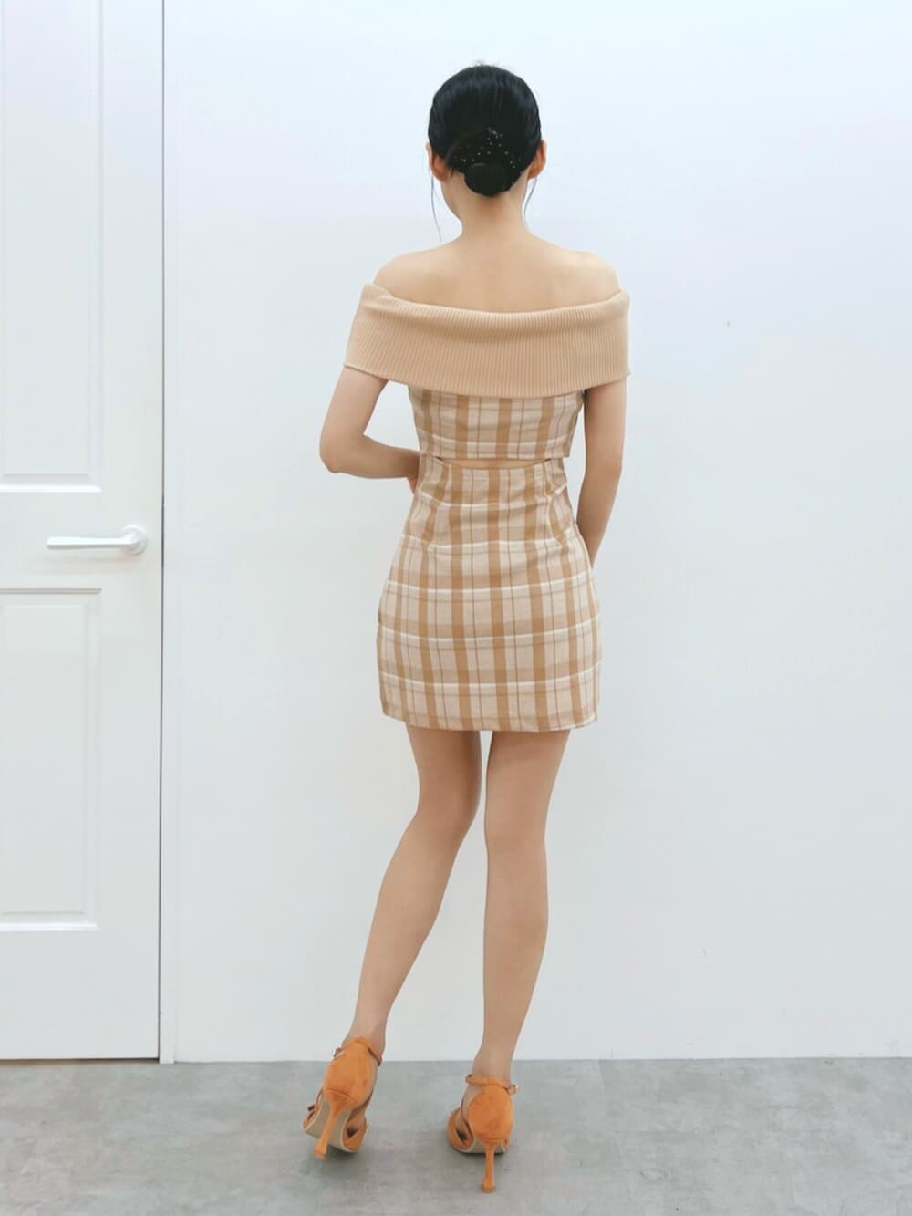 オレンジ系のワンピース、オレンジ系のサンダルを着用したレディースの夏コーディネートの3枚目の写真