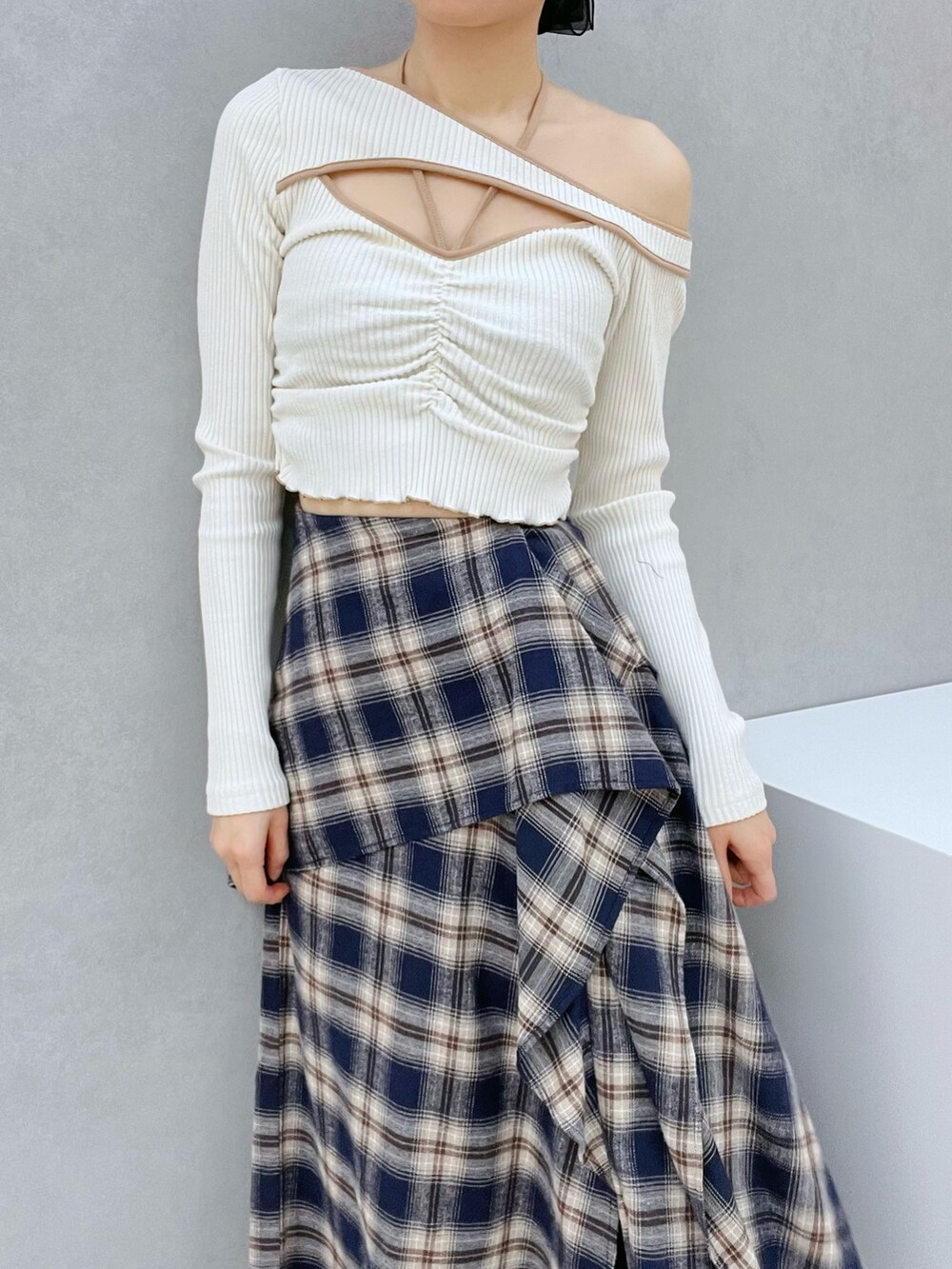 ブルー系のスカート、ホワイト系のTシャツ/カットソー、ブラック系のブーツを着用したレディースの秋コーディネートの5枚目の写真