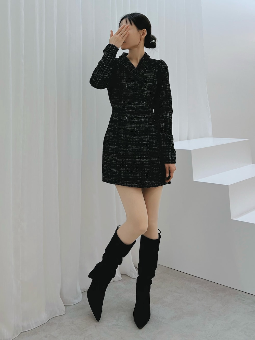 ブラック系のワンピース、その他のブーツを着用したレディースの秋コーディネートの2枚目の写真