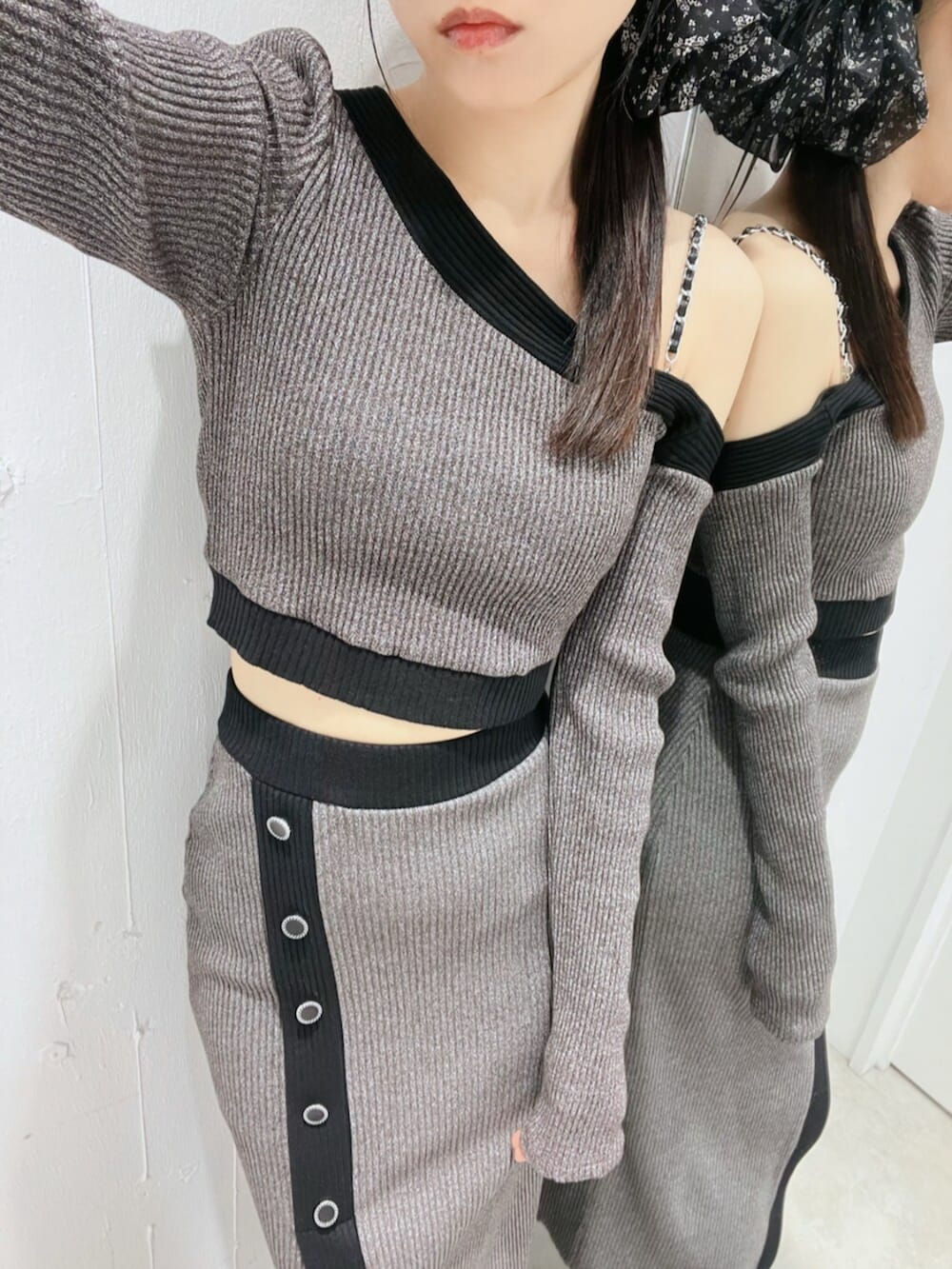 ブラック系のブーツ、グレー系のスカート、グレー系のTシャツ/カットソーを着用したレディースの冬コーディネートの7枚目の写真