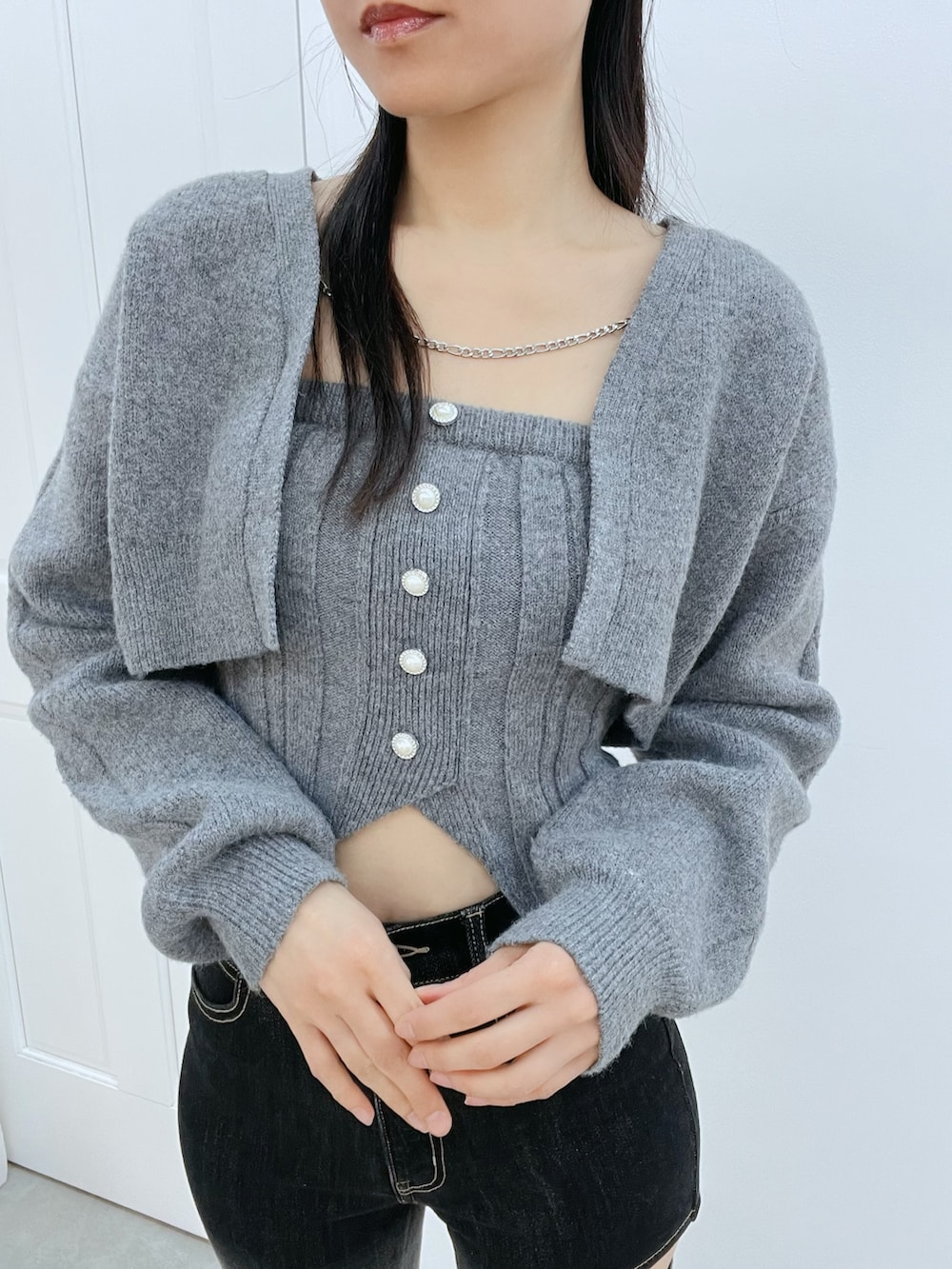 その他のデニムパンツ、グレー系のニット/セーター、ブラック系のブーツを着用したレディースの冬コーディネートの5枚目の写真