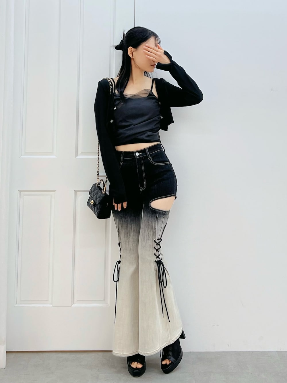 その他のデニムパンツ、ブラック系のブーツ、ブラック系のハンドバッグを着用したレディースの冬コーディネートの4枚目の写真