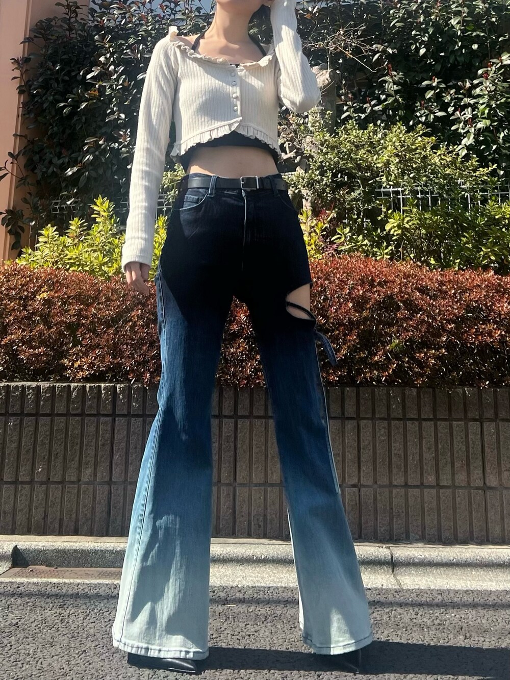 ブルー系のデニムパンツ、ホワイト系のTシャツ/カットソーを着用したレディースの春コーディネートの5枚目の写真