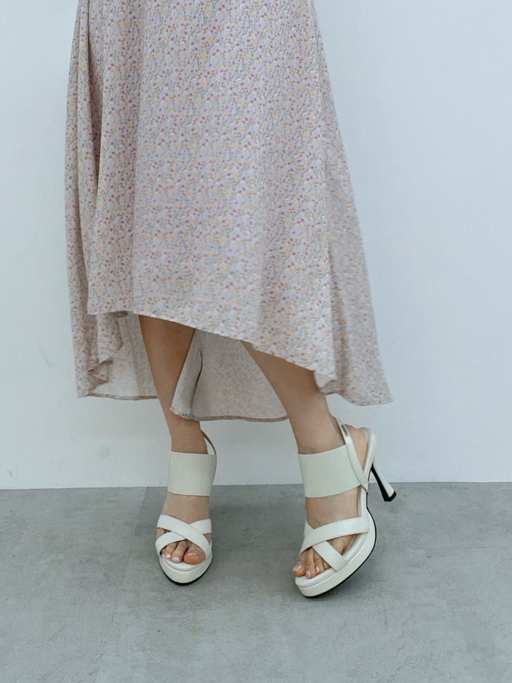 ピンク系のワンピース、ホワイト系のハンドバッグ、ホワイト系のサンダルを着用したレディースの春コーディネートの7枚目の写真