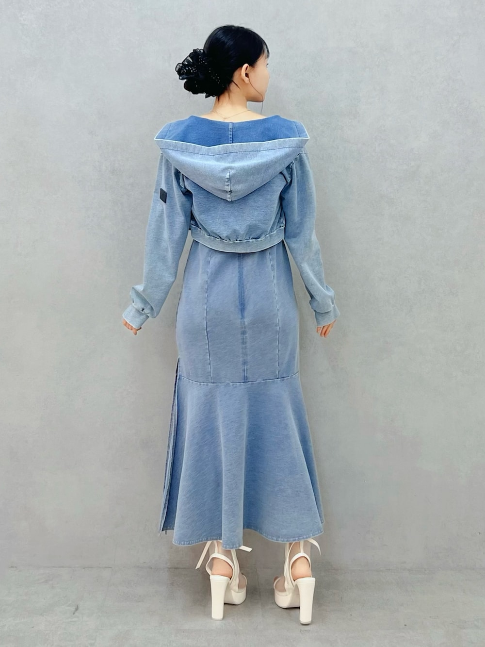 ブルー系のワンピース、ホワイト系のサンダル、ブルー系のパーカーを着用したレディースの春コーディネートの3枚目の写真