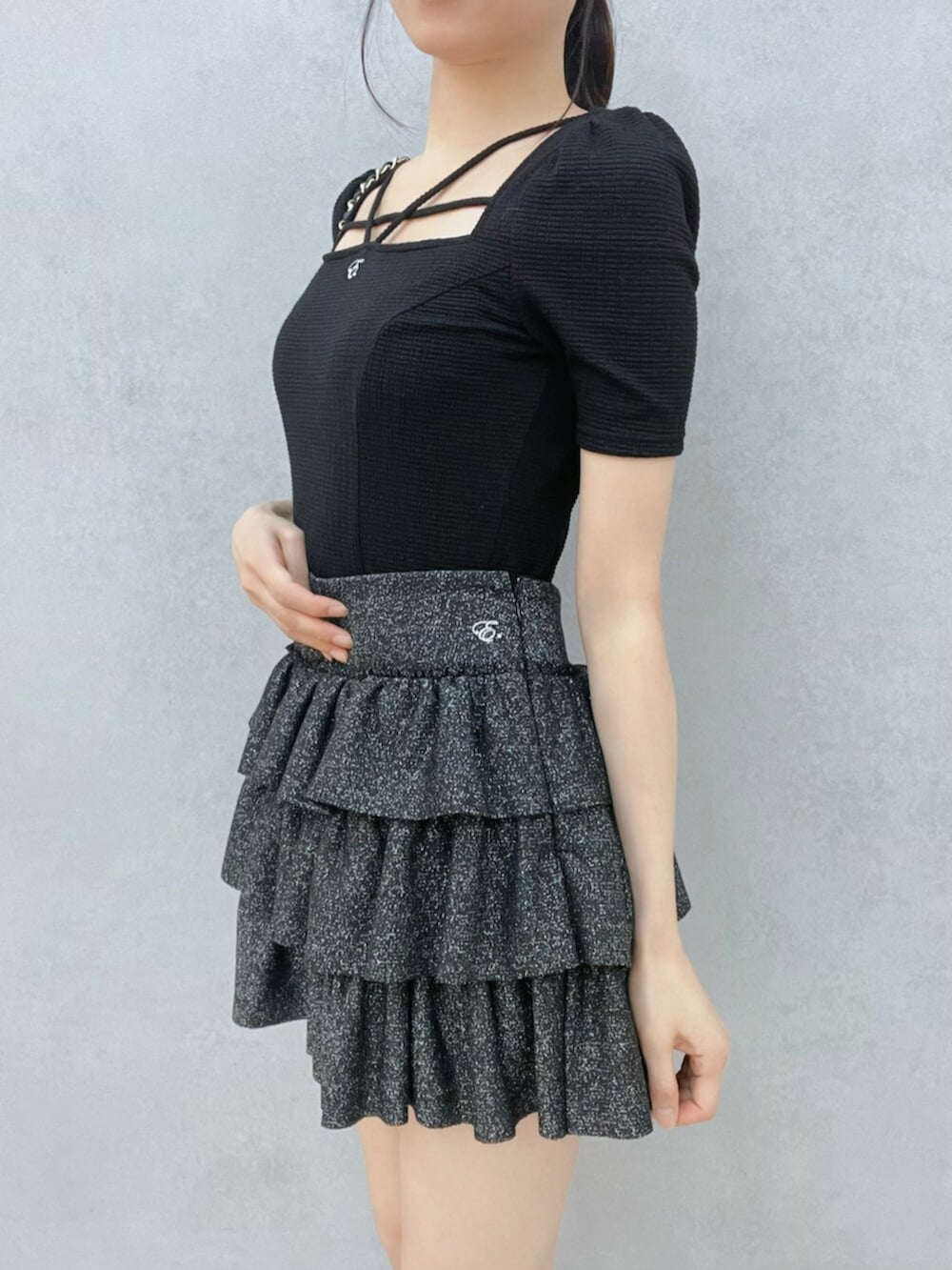 ブラック系のサンダル、ブラック系のスカート、ブラック系のTシャツ/カットソーを着用したレディースの夏コーディネートの6枚目の写真
