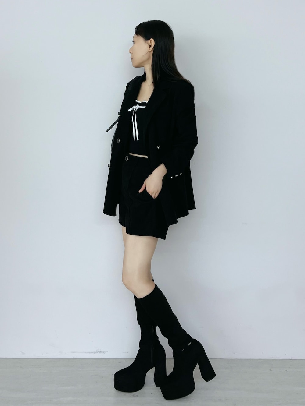 ブラック系のその他パンツ、ブラック系のブーツ、ブラック系のショルダーバッグを着用したレディースの秋コーディネートの2枚目の写真