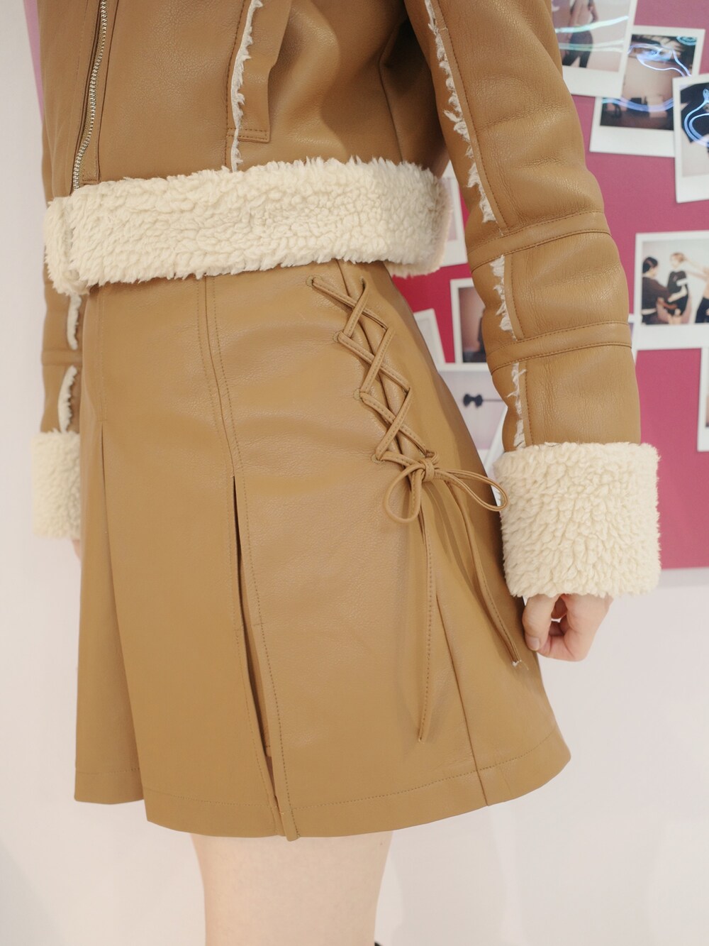 ブラウン系のスカート、ブラウン系のブルゾン、その他のブーツを着用したレディースの秋コーディネートの5枚目の写真