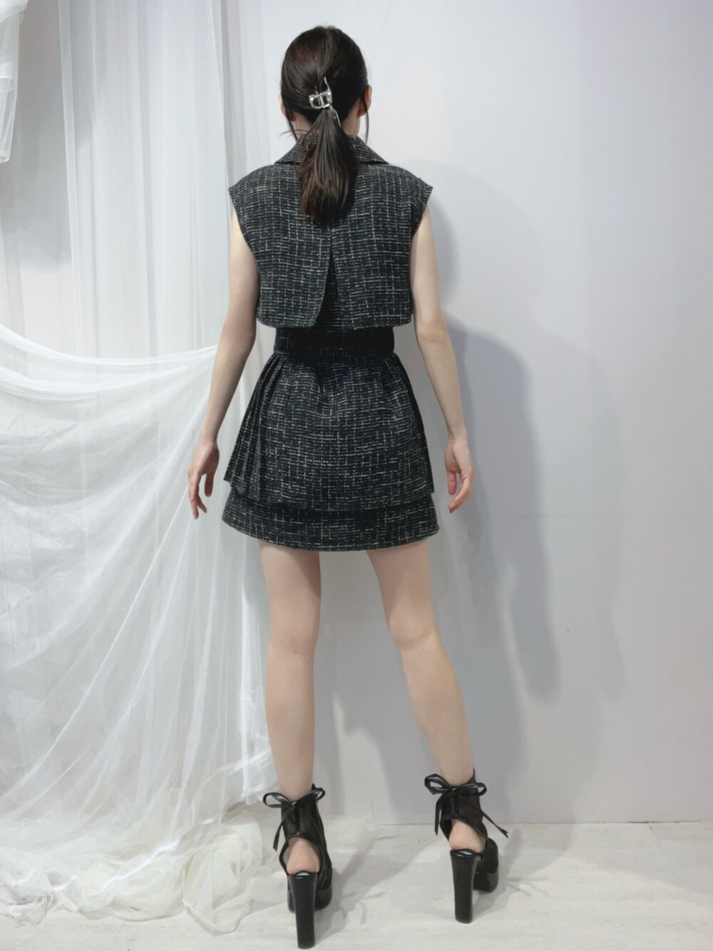 ブラック系のサンダル、ブラック系のつなぎ/オールインワン、シルバー系のバレッタ/ヘアクリップを着用したレディースの春コーディネートの4枚目の写真