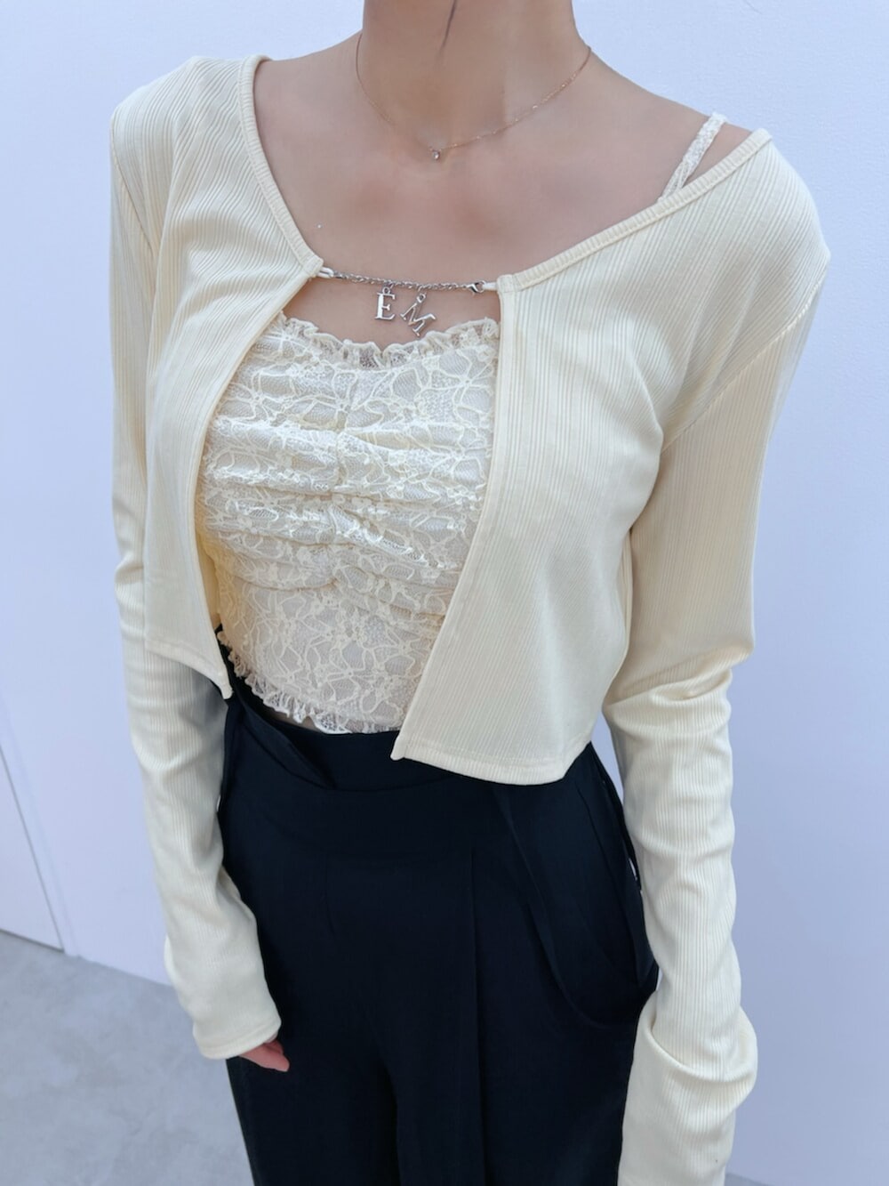 ホワイト系のバックパック/リュック、ブラック系のその他パンツ、ブラック系のサンダルを着用したレディースの春コーディネートの7枚目の写真