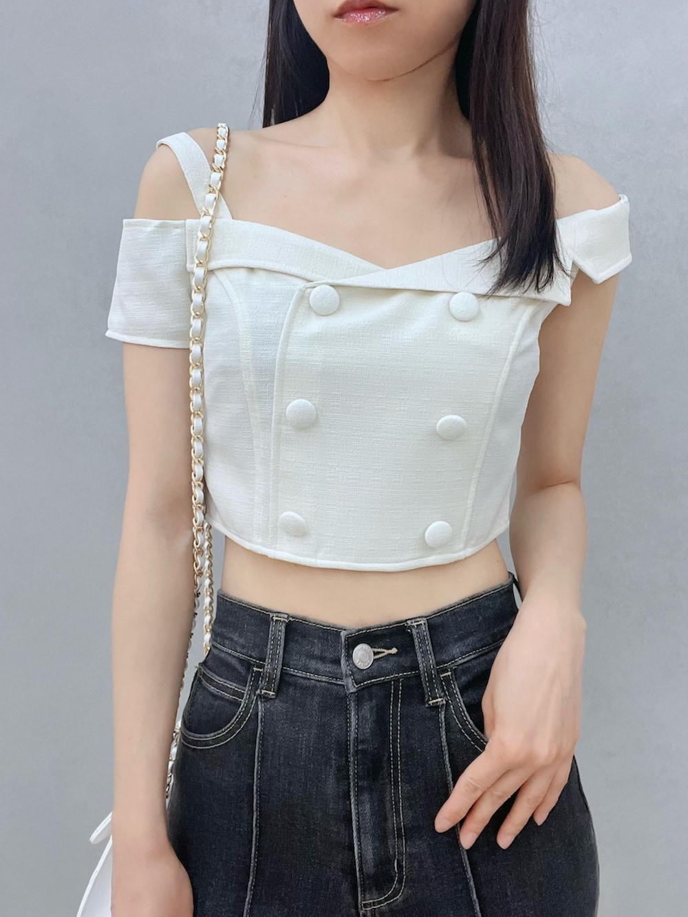 ホワイト系のハンドバッグ、ブラック系のデニムパンツ、ホワイト系のシャツ/ブラウスを着用したレディースの春コーディネートの5枚目の写真