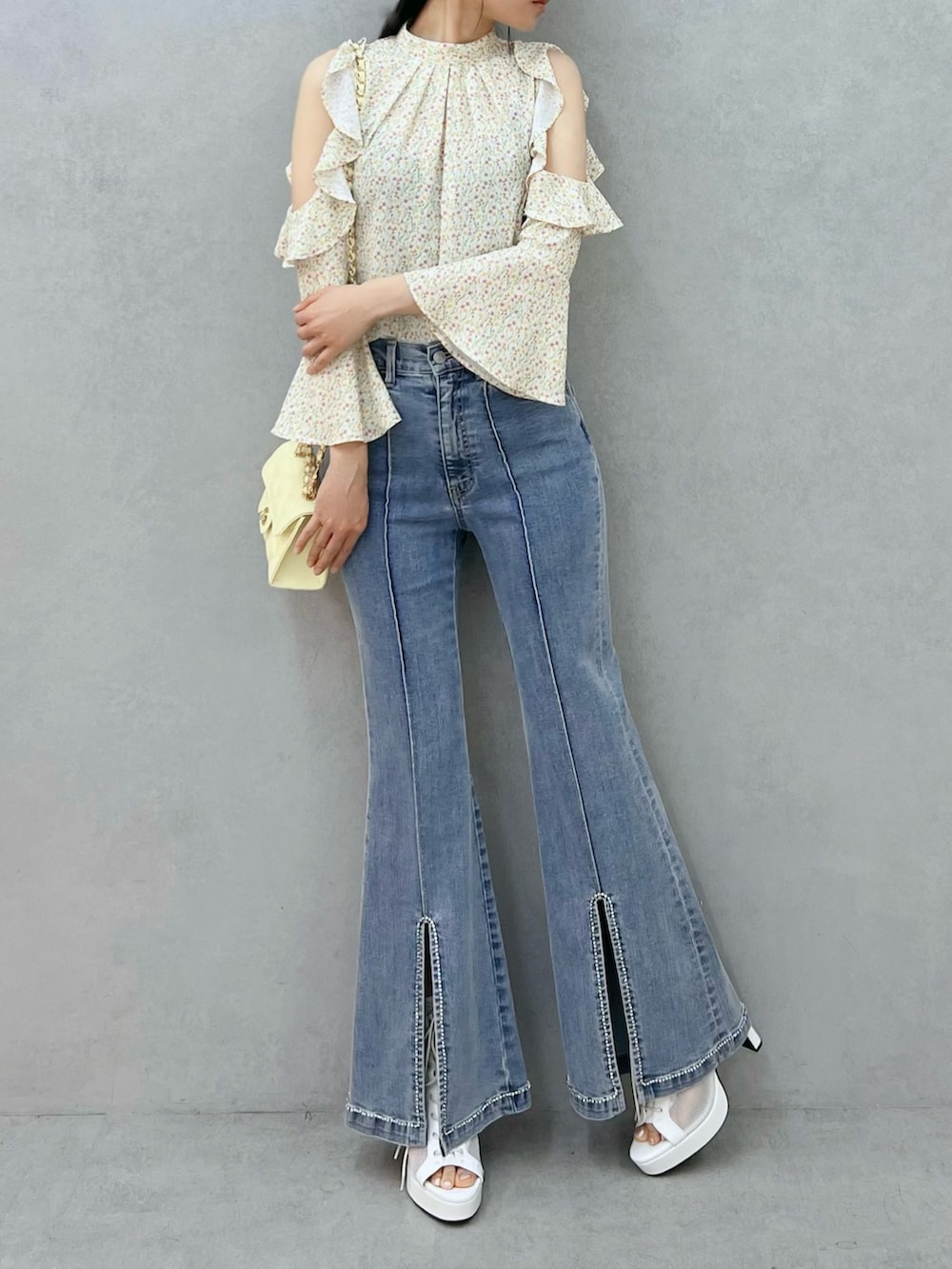 イエロー系のシャツ/ブラウス、ブルー系のデニムパンツ、ホワイト系のブーツを着用したレディースの春コーディネートの4枚目の写真