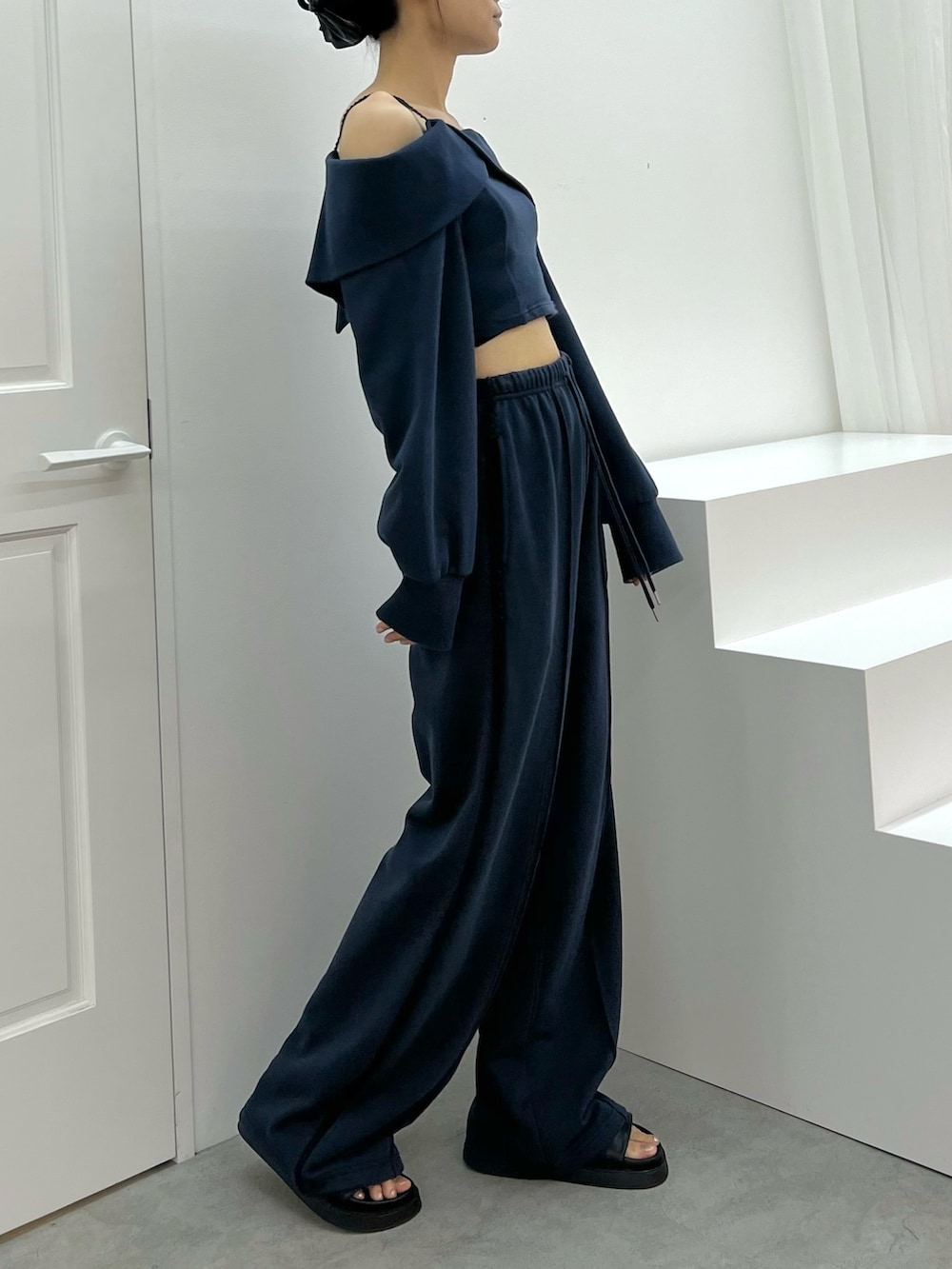 ブルー系のスウェットパンツ、ブルー系のTシャツ/カットソー、ブラック系のバレッタ/ヘアクリップを着用したレディースの秋コーディネートの2枚目の写真