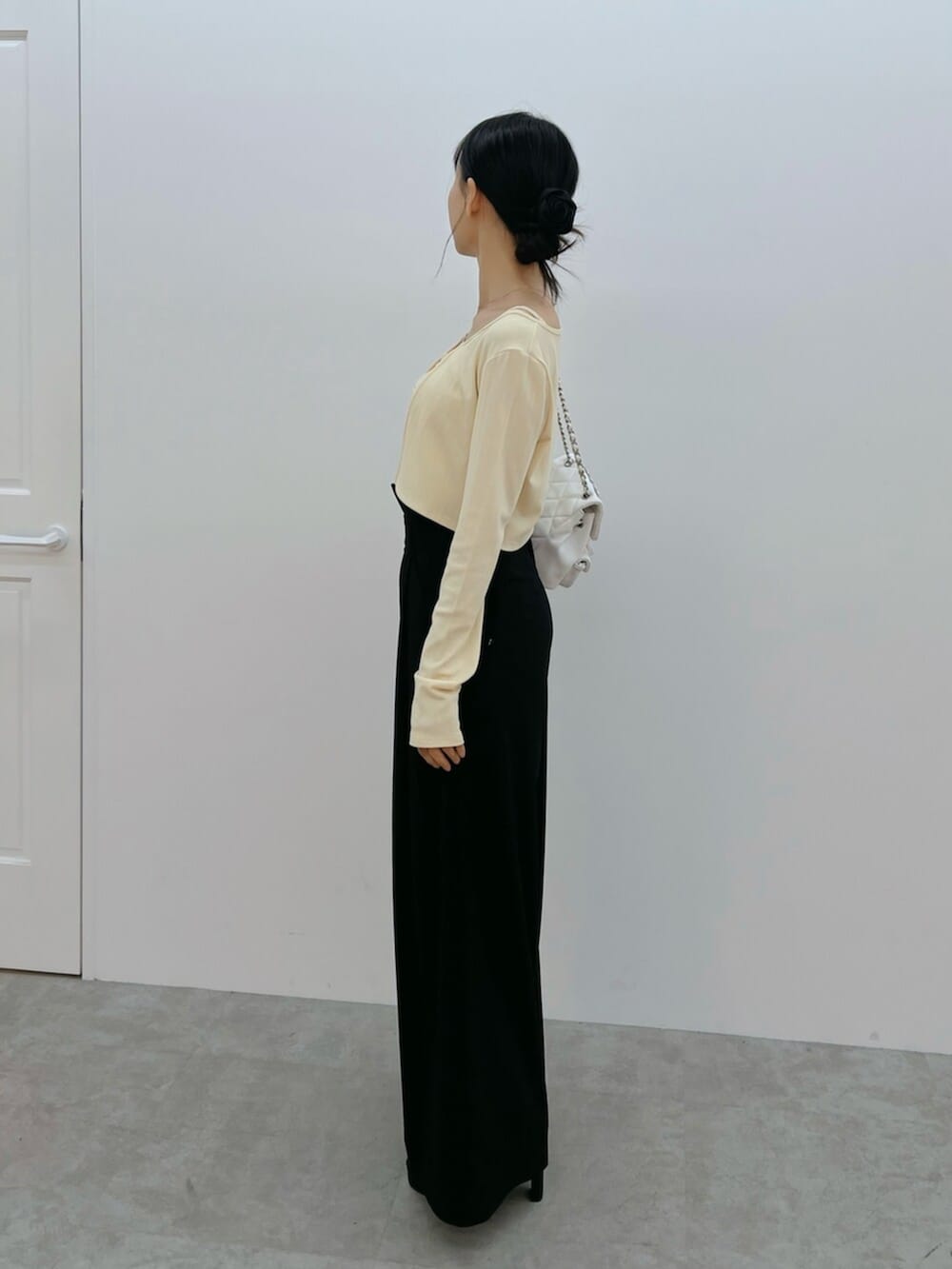 ホワイト系のバックパック/リュック、ブラック系のその他パンツ、ブラック系のサンダルを着用したレディースの春コーディネートの2枚目の写真