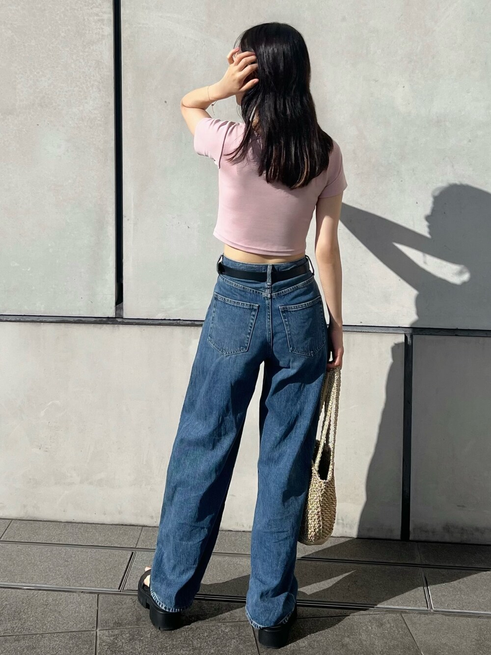 ピンク系のTシャツ/カットソーを着用したレディースの夏コーディネートの3枚目の写真