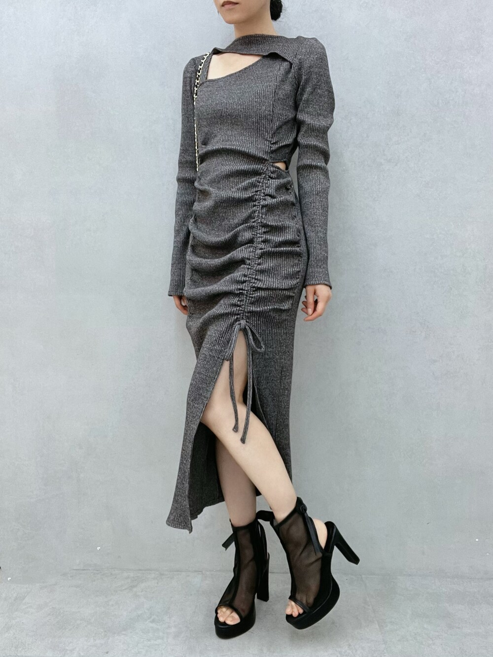 グレー系のワンピース、ブラック系のサンダル、ブラック系のショルダーバッグを着用したレディースの秋コーディネートの4枚目の写真