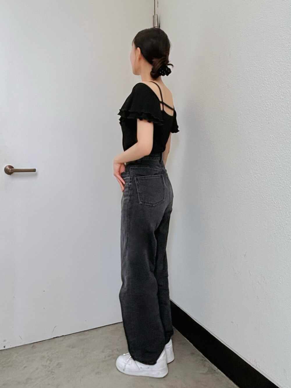 ブラック系のTシャツ/カットソーを着用したレディースの夏コーディネートの4枚目の写真