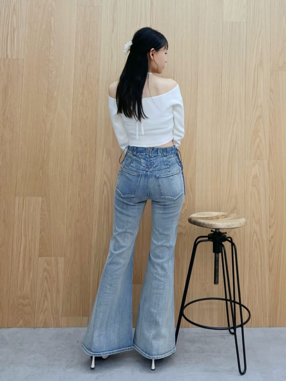 ブルー系のデニムパンツ、ホワイト系のサンダル、ホワイト系のニット/セーターを着用したレディースの春コーディネートの3枚目の写真