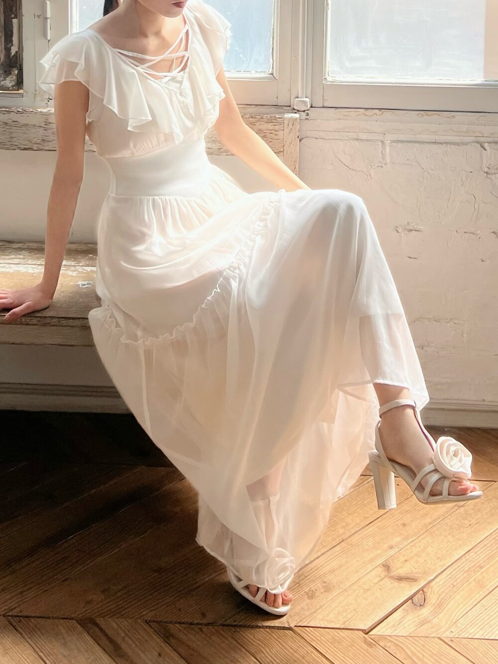 ホワイト系のサンダル、ホワイト系のワンピース、ホワイト系のその他アンダーウェア/インナーを着用したレディースの春コーディネートの2枚目の写真