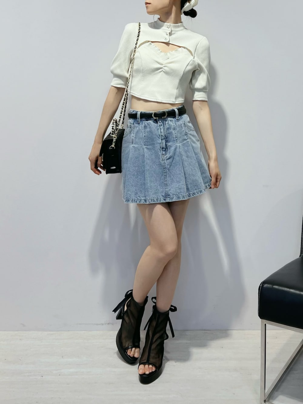 ブルー系のデニムスカート、ブラック系のサンダル、ホワイト系のTシャツ/カットソーを着用したレディースの夏コーディネートの9枚目の写真