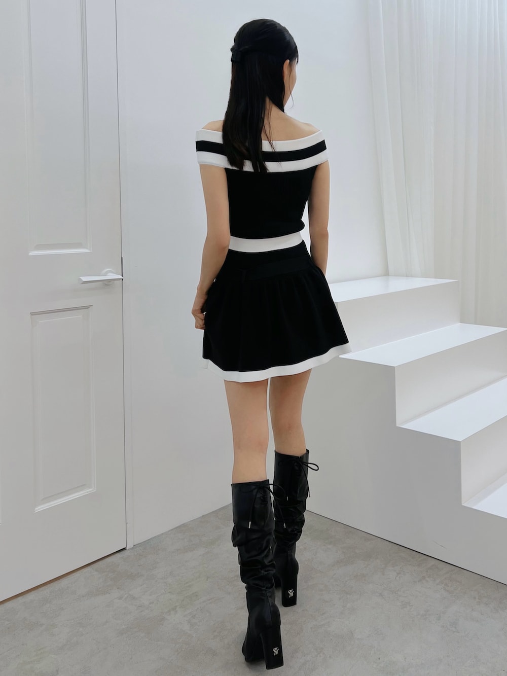 ブラック系のワンピース、その他のブーツを着用したレディースの秋コーディネートの3枚目の写真