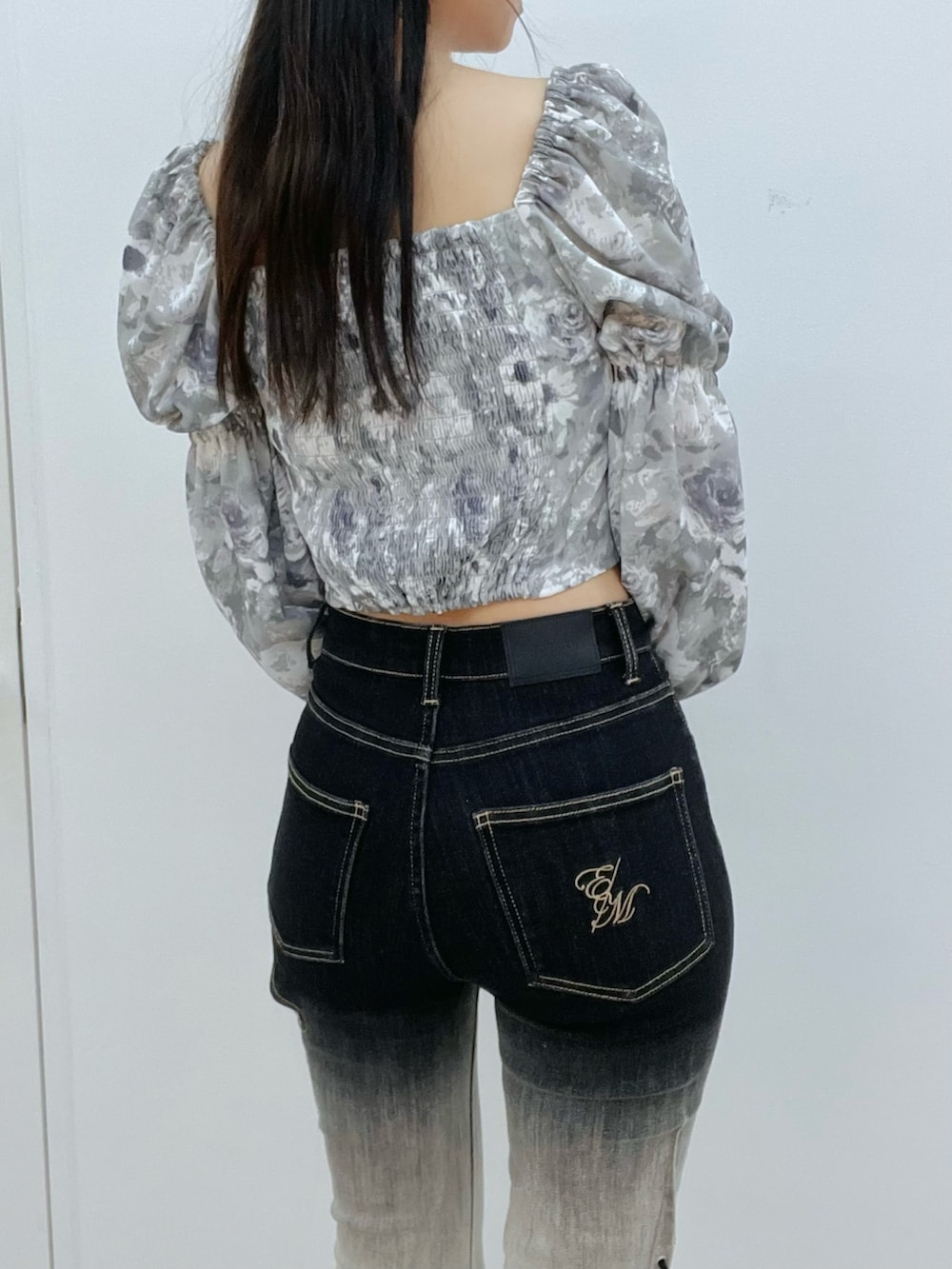 その他のデニムパンツ、ブラック系のブーツ、グレー系のシャツ/ブラウスを着用したレディースの冬コーディネートの6枚目の写真