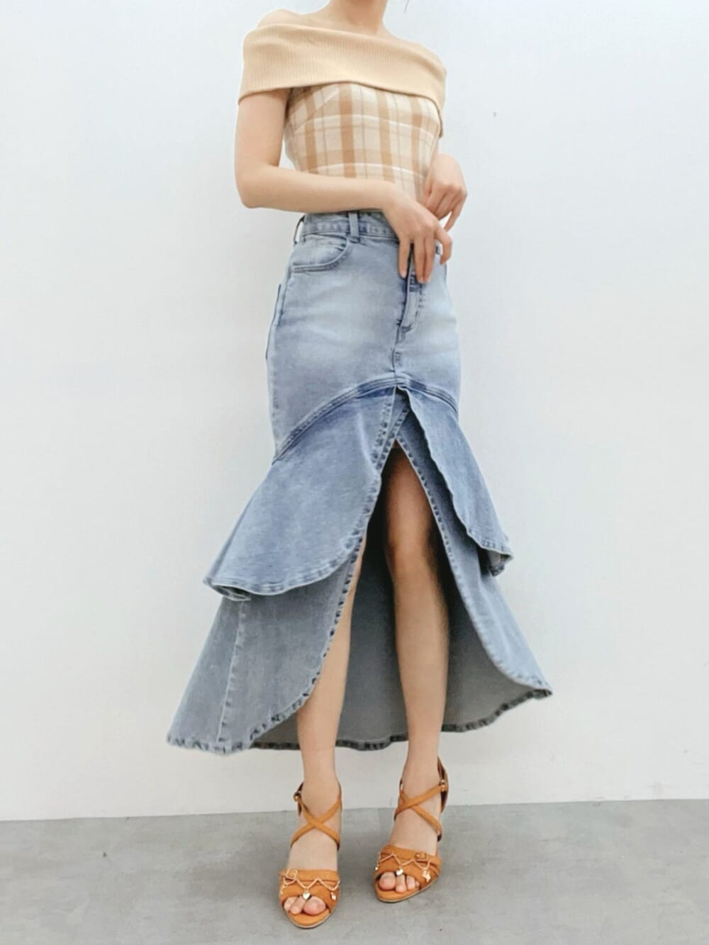 オレンジ系のワンピース、オレンジ系のサンダル、ブルー系のデニムスカートを着用したレディースの夏コーディネートの5枚目の写真