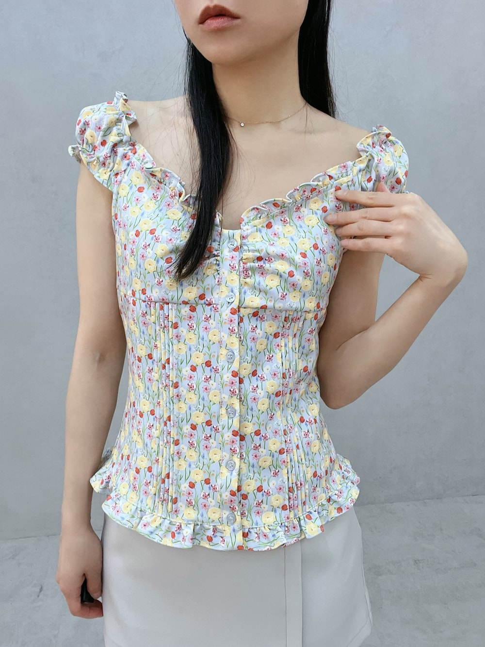 グレー系のスカート、ホワイト系のサンダル、ブルー系のシャツ/ブラウスを着用したレディースの春コーディネートの4枚目の写真