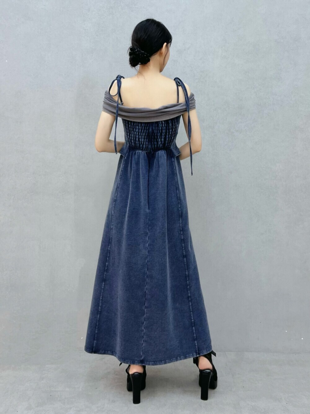 ブラック系のサンダル、ブルー系のワンピースを着用したレディースの秋コーディネートの3枚目の写真