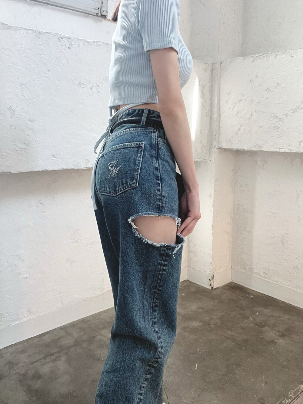 ブルー系のTシャツ/カットソー、ブルー系のデニムパンツ、ブラック系のベルトを着用したレディースの春コーディネートの6枚目の写真