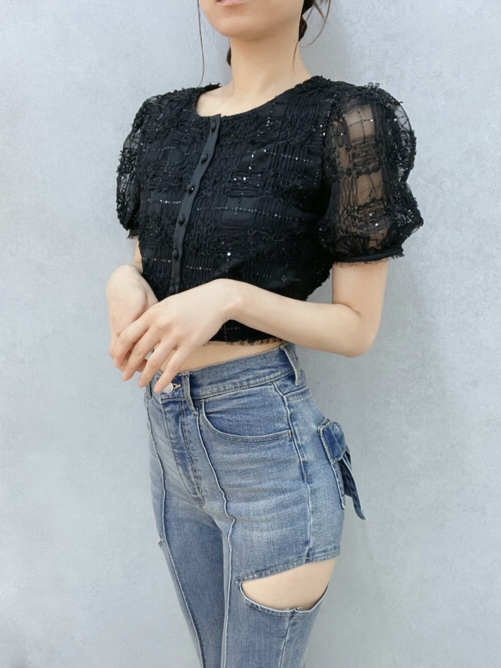 ブルー系のデニムパンツ、ブラック系のシャツ/ブラウスを着用したレディースの夏コーディネートの5枚目の写真