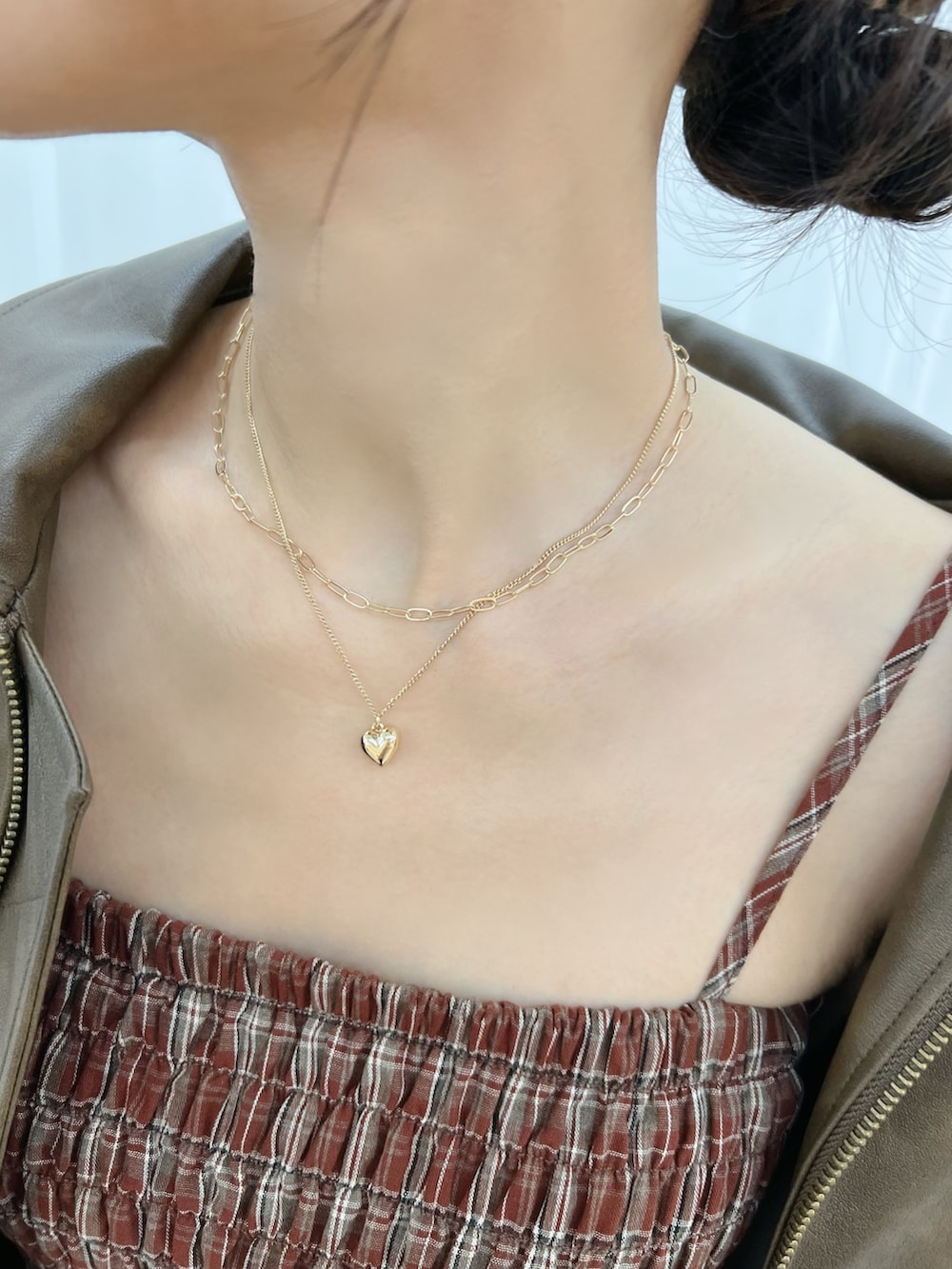 レッド系のワンピース、ブラウン系のブルゾン、ブラウン系のブーツを着用したレディースの秋コーディネートの8枚目の写真